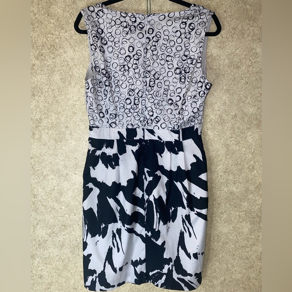 Banana Republic Dress size 10 Black & White Abstract Plunge Neck Line w/Pockets - Picture 2 of 13